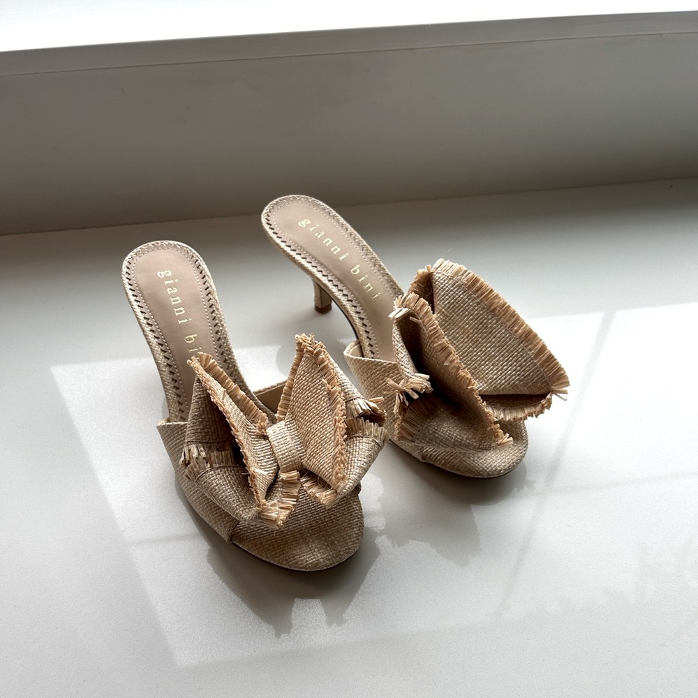 NWOT.  Giani Bernini Tan Heels with Bow Detail